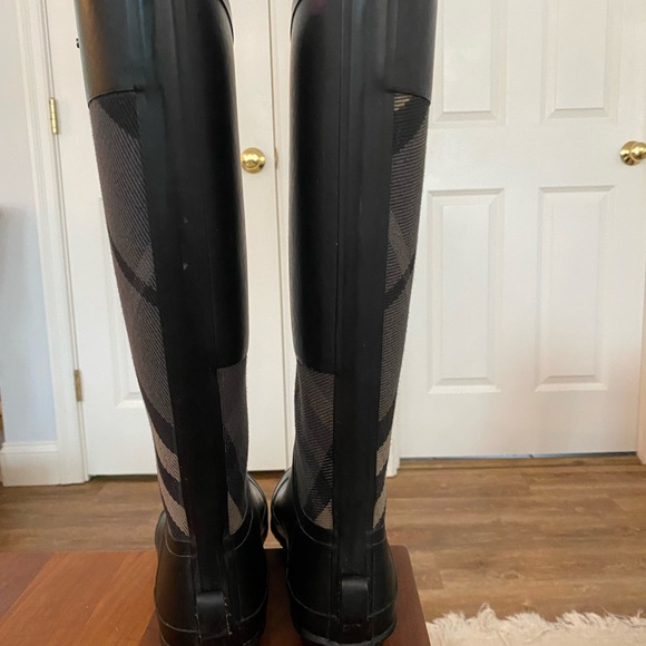LIKE NEW: Burberry London House Rubber Riding Boots size 37 (US 7/7.5) - Picture 5 of 7
